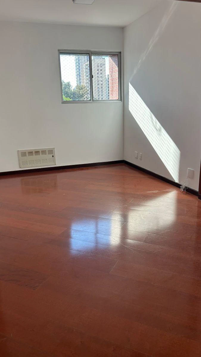 3-bedroom apartment with wood or laminate floors — photo 19