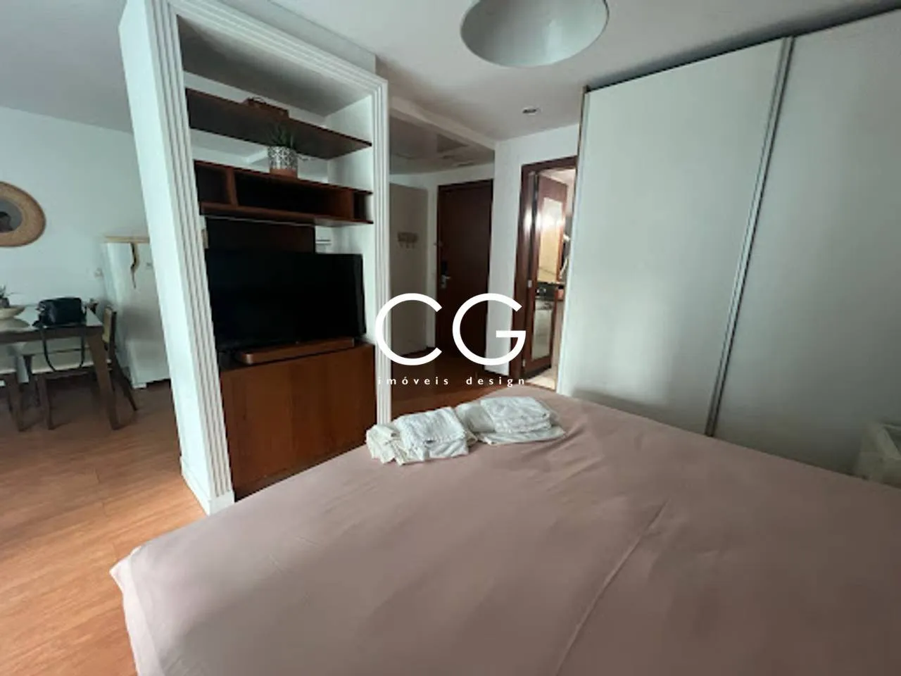 Furnished 1-bedroom apartment with glass-enclosed balcony — photo 3