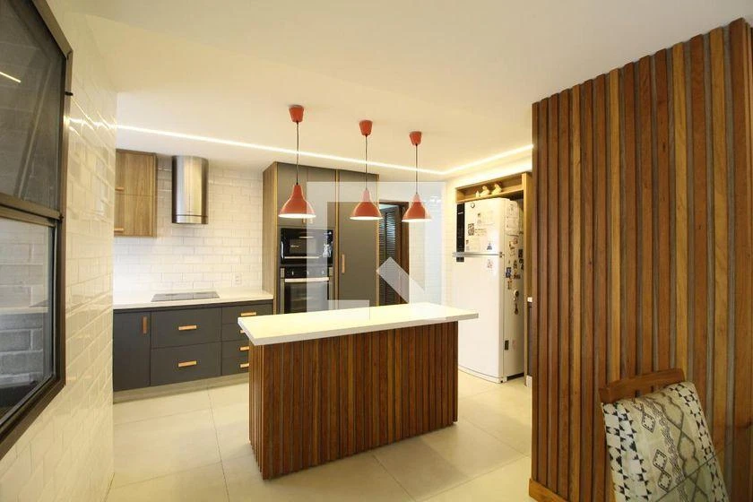 Furnished 4-bedroom apartment with 245 m² and glass balcony — photo 6