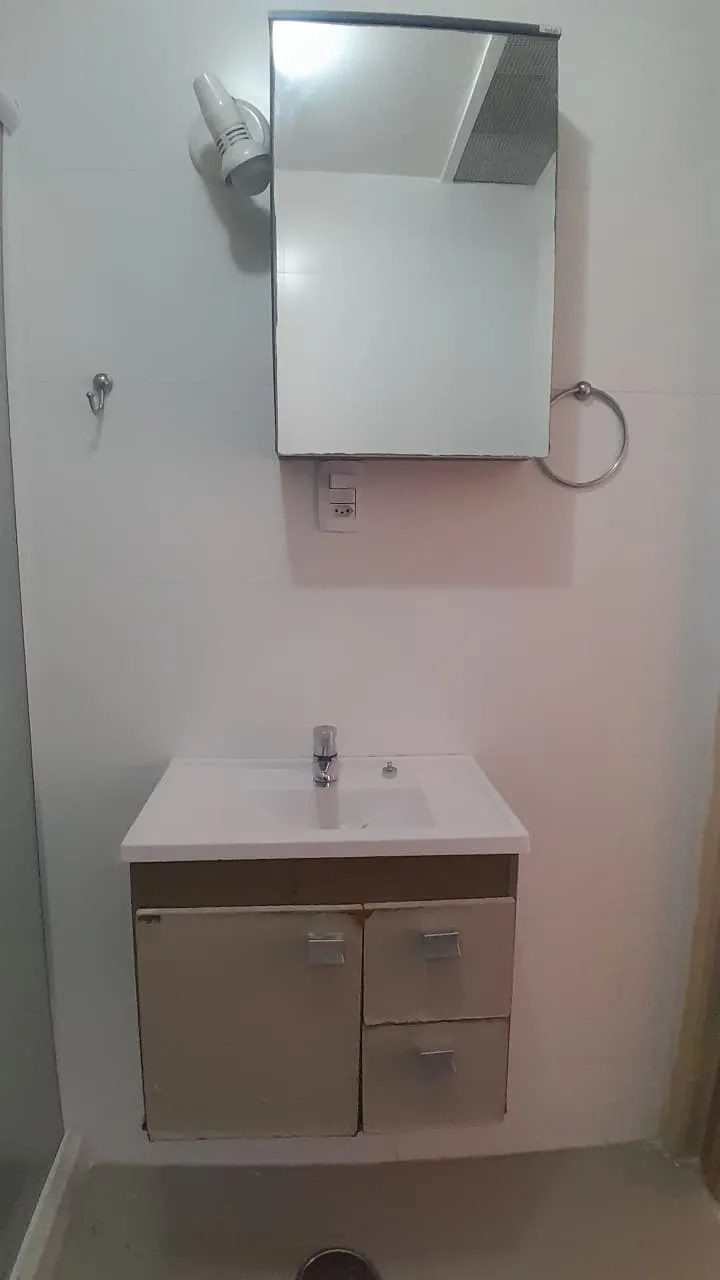 Unfurnished 1-bedroom apartment with glass shower and electric showerheads — photo 7