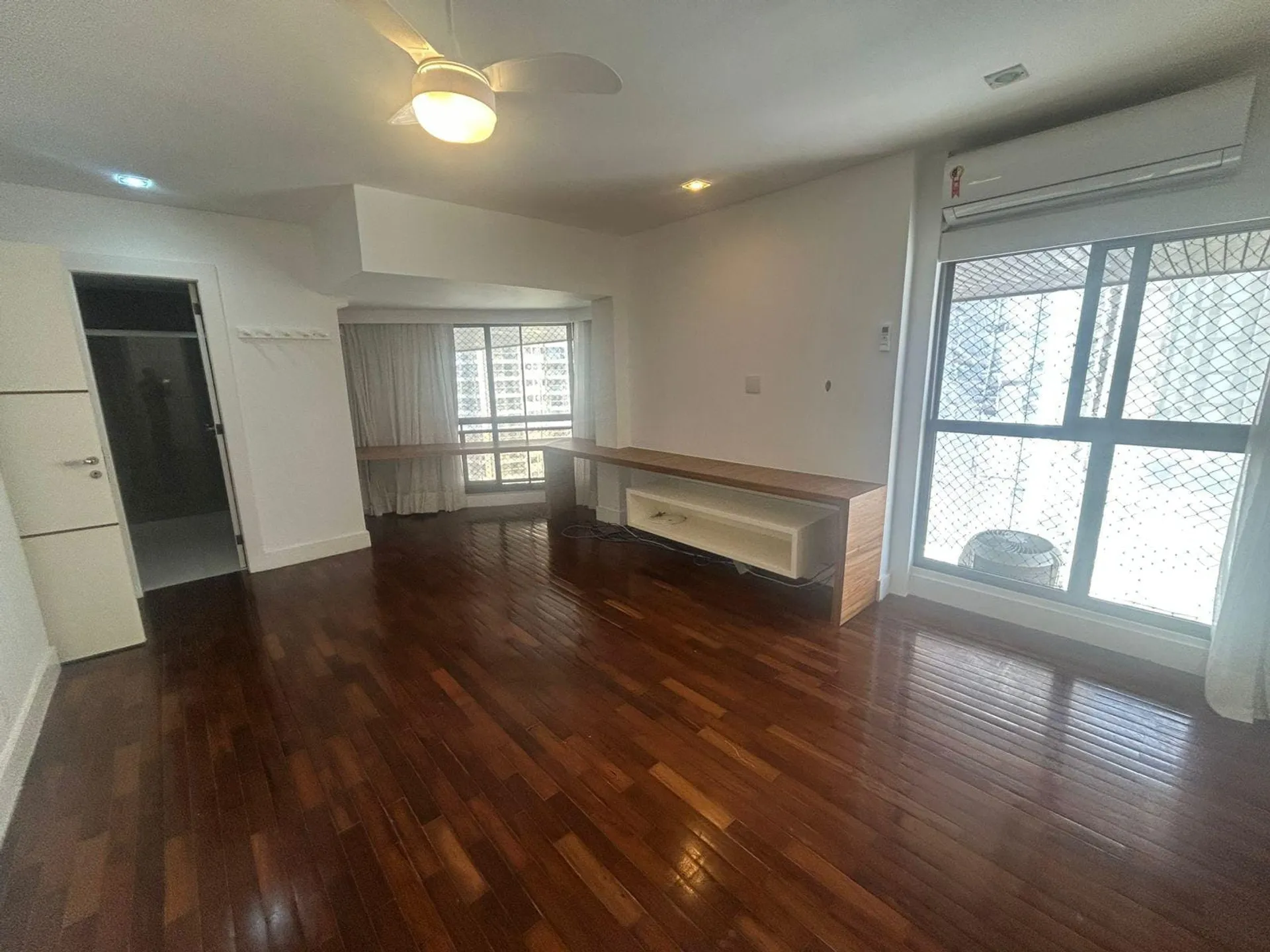 Apartment with 4 bedrooms and an enclosed balcony — photo 47
