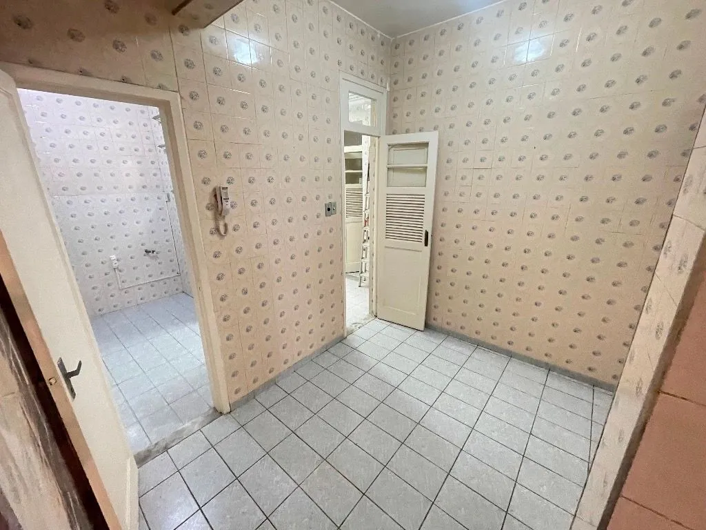 Wood or laminate floors in a 2-bedroom apartment, 75 m² — photo 24