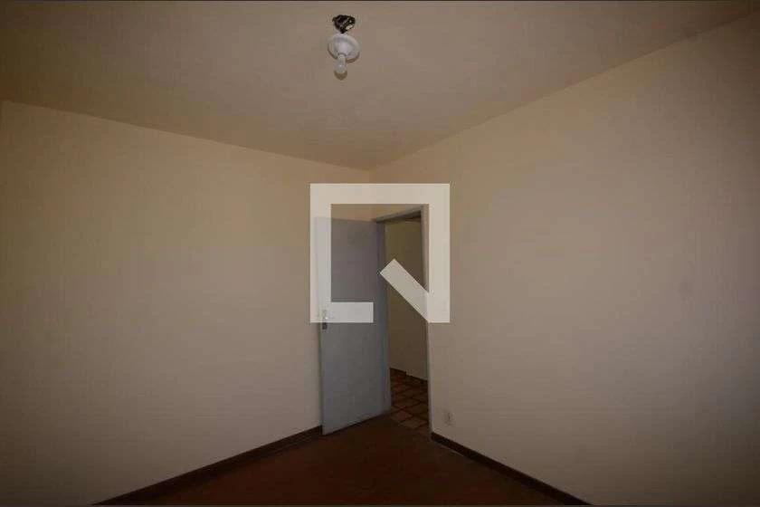 Apartamento com 2 quartos e box de vidro no banheiro — photo 4