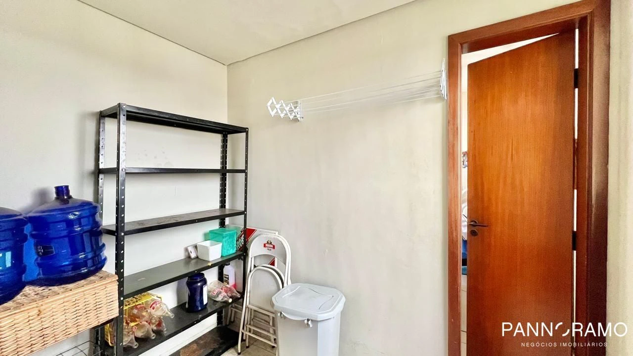 Walk-in closet in a 3-bedroom apartment, 186 m² — photo 16