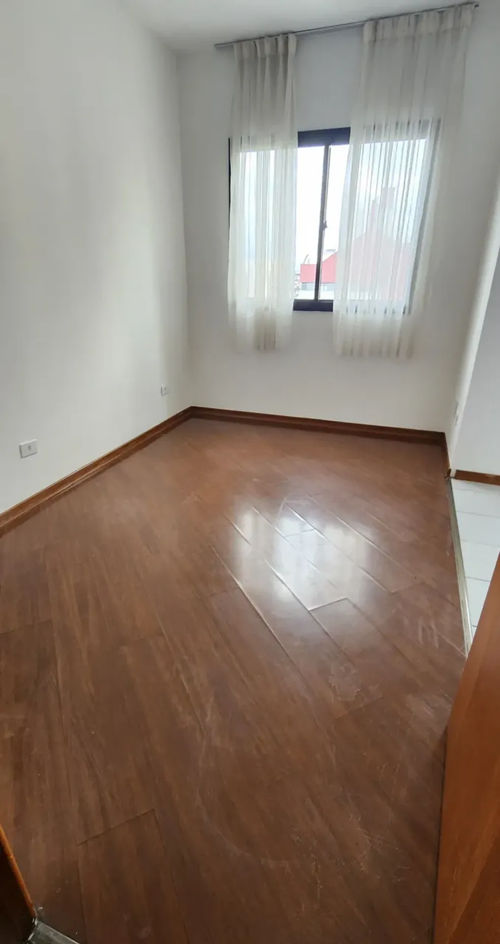 Wood or laminate floors in a one-bedroom apartment, 30 m² — photo 3