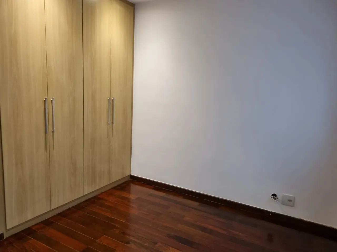 Walk-in closet in a 4-bedroom apartment, 185 m² — photo 12