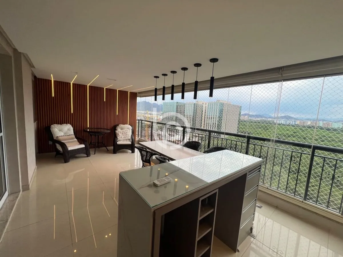 Balcony with a grill in a 4-bedroom apartment, 170 m² — photo 21