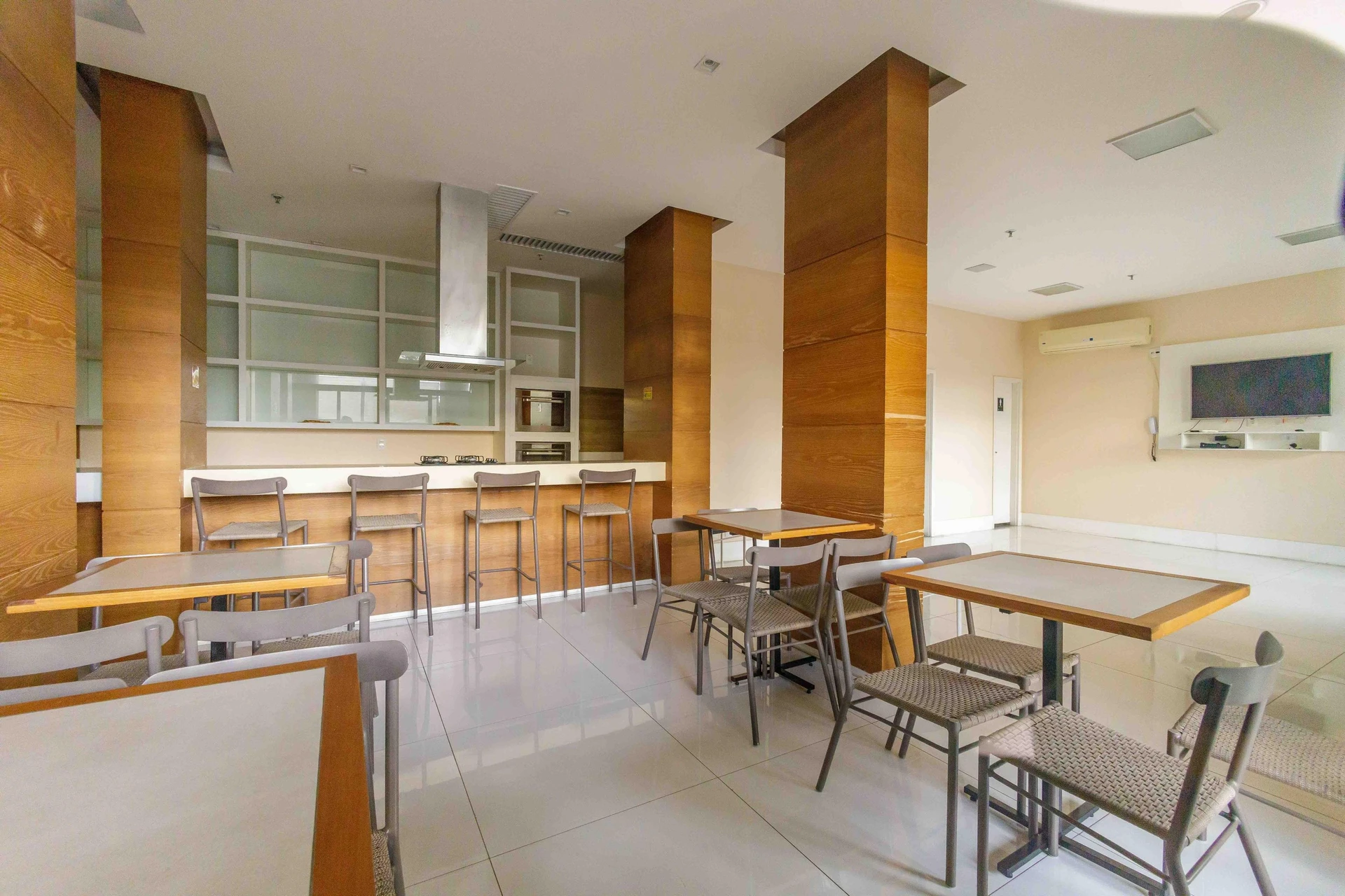 3-bedroom apartment with a grill on the balcony — photo 51
