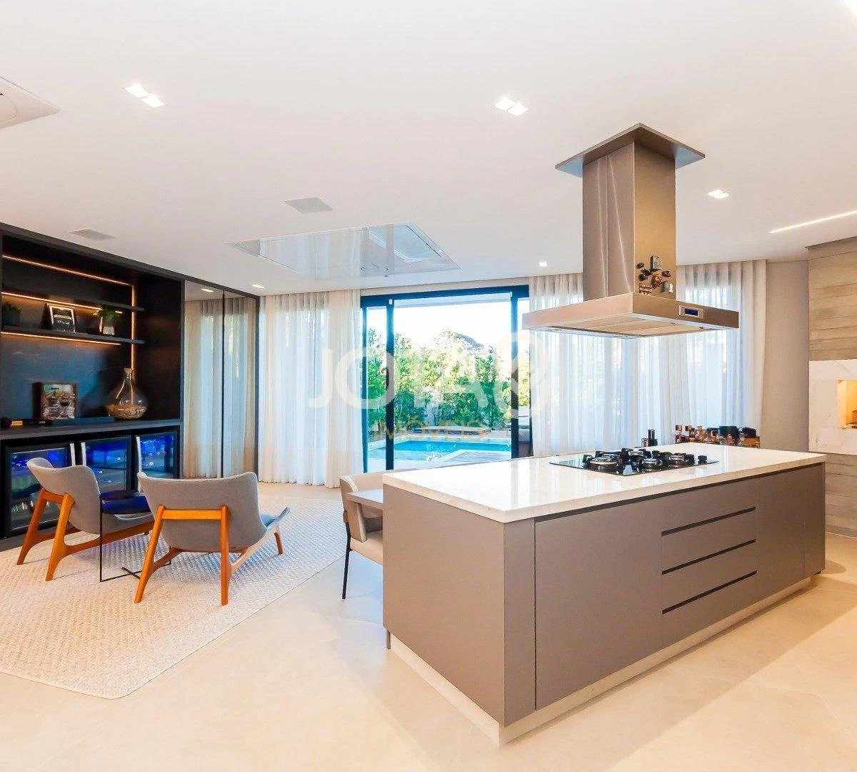 Floor-to-ceiling windows in a 4-bedroom house, 305 m² — photo 7