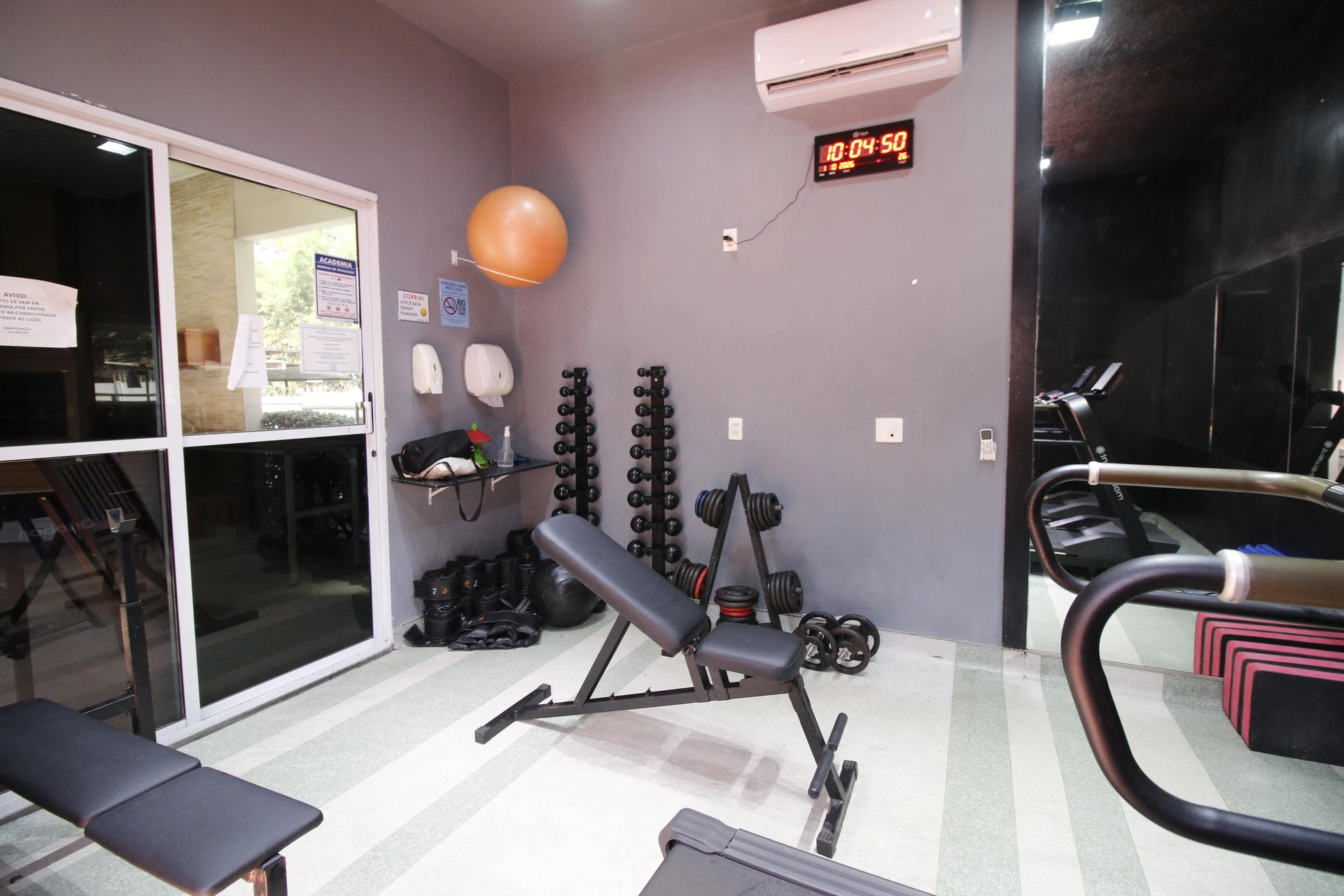 2-bedroom apartment in a building with a gym — photo 34