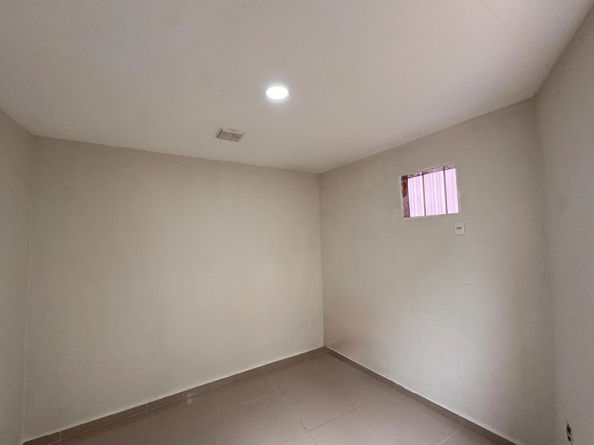 Balcony with a grill in a 2-bedroom house, 165 m² — photo 15