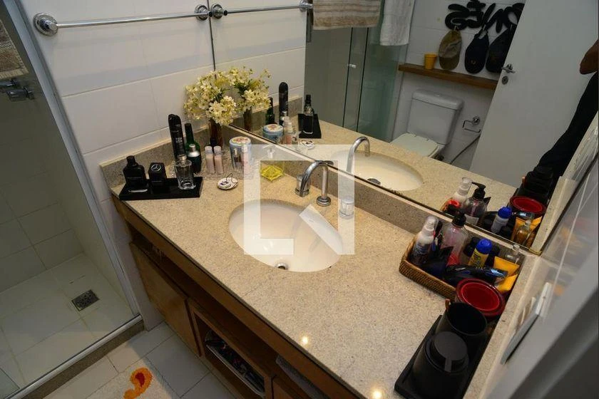 298 m² rental apartment with 4 en-suite bedrooms and balcony — photo 36