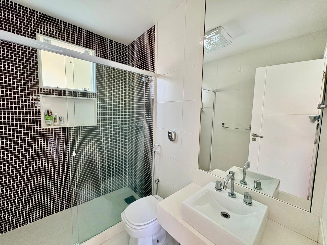 Furnished house with 3 en-suite bedrooms and private BBQ — photo 18