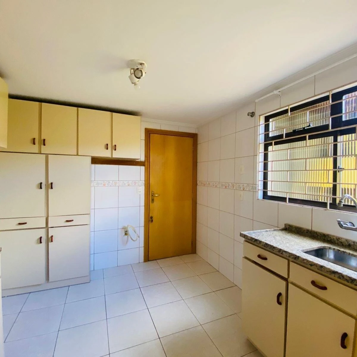 3-bedroom house with a glass-enclosed balcony in Curitiba — photo 2