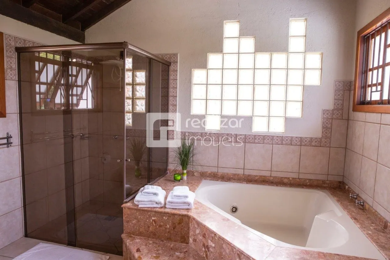 4-bedroom house with a bathtub in Florianópolis — photo 13