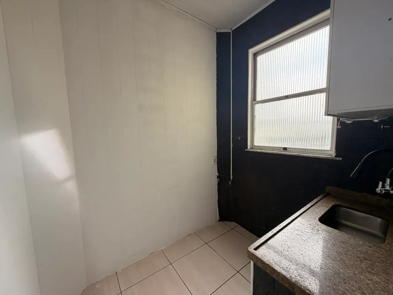 2-bedroom apartment with 1 bathroom and glass shower — photo 6