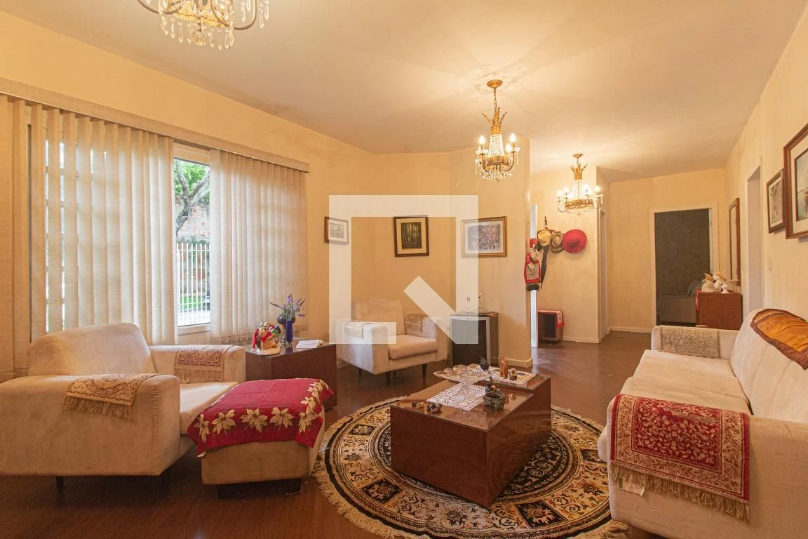 3-bedroom house with a walk-in closet in Curitiba — photo 9