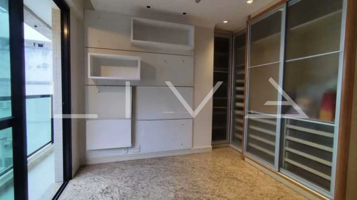 Walk-in closet in a 3-bedroom apartment, 165 m² — photo 28