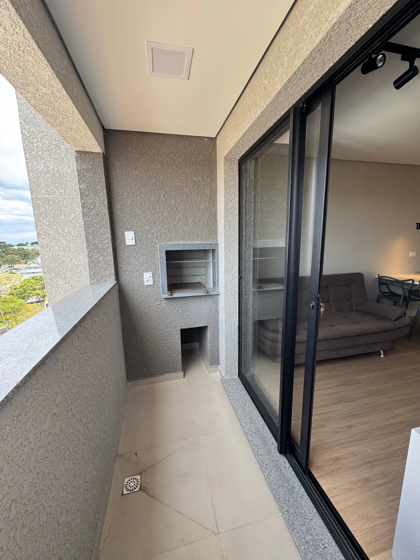 Furnished 1-bedroom apartment with an open-plan kitchen — photo 8