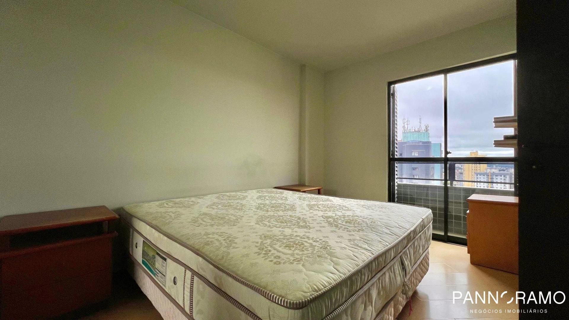 Walk-in closet in a 3-bedroom apartment, 186 m² — photo 9
