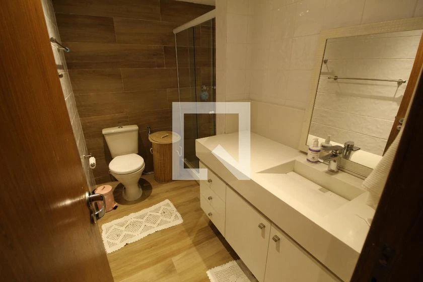 Furnished 4-bedroom apartment with 245 m² and glass balcony — photo 31