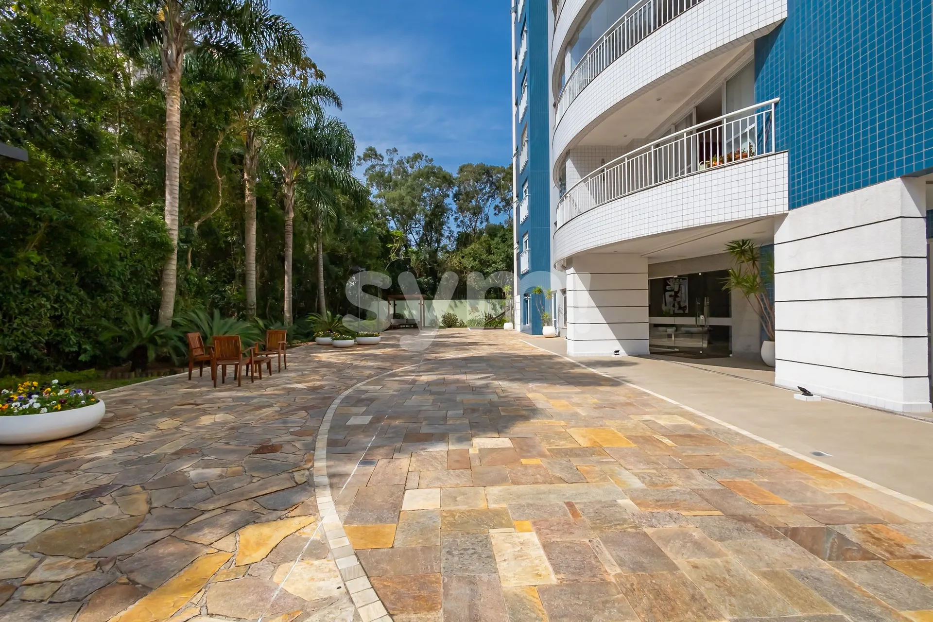 3-bedroom apartment with private BBQ on balcony — photo 41