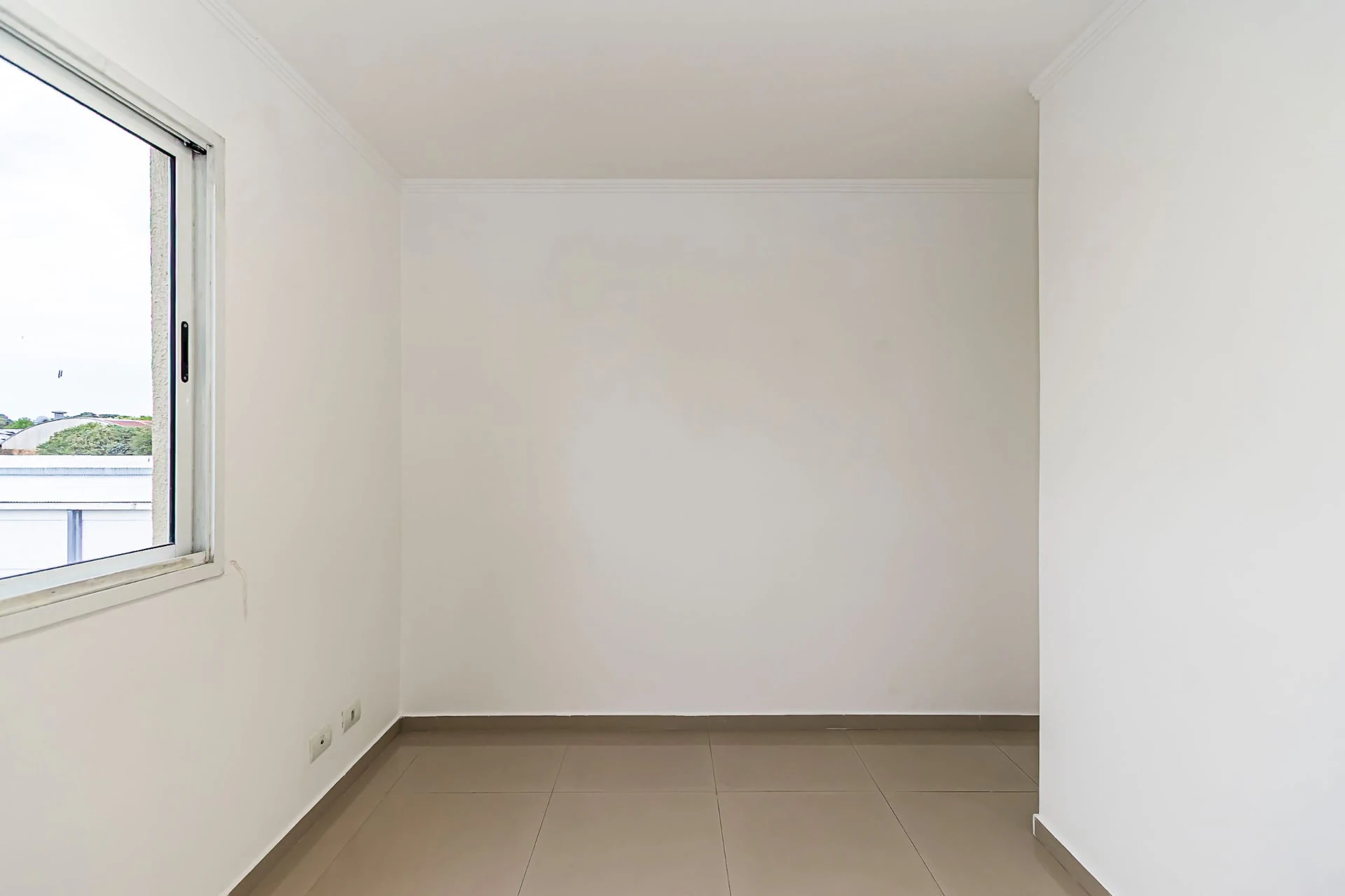 3-bedroom apartment in a building with a pool — photo 27
