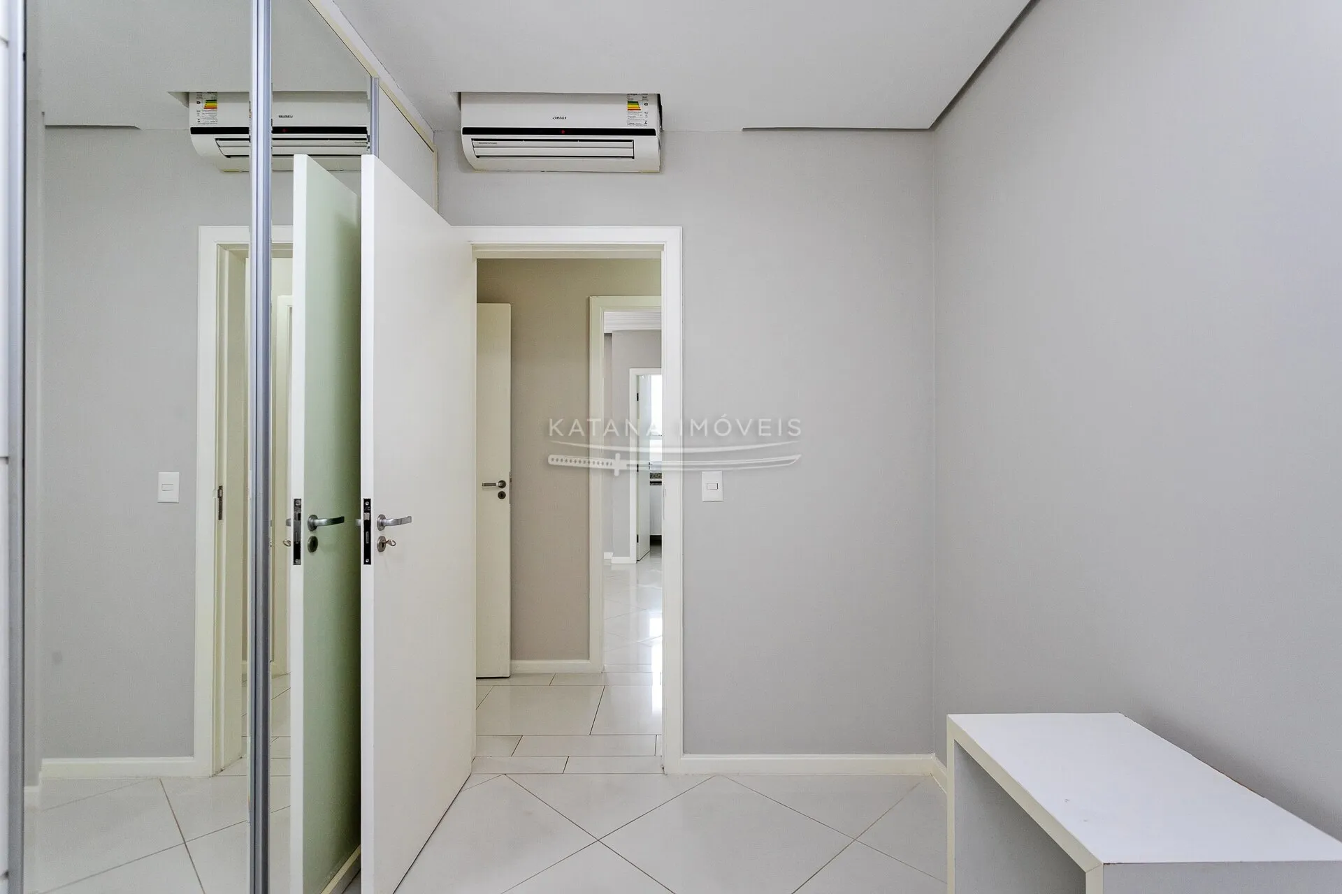 4-bedroom apartment with a bathtub in Florianópolis — photo 36
