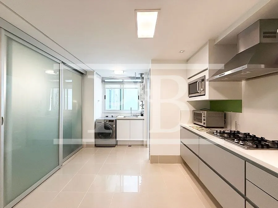 Furnished 3-bedroom apartment with a separate kitchen — photo 23