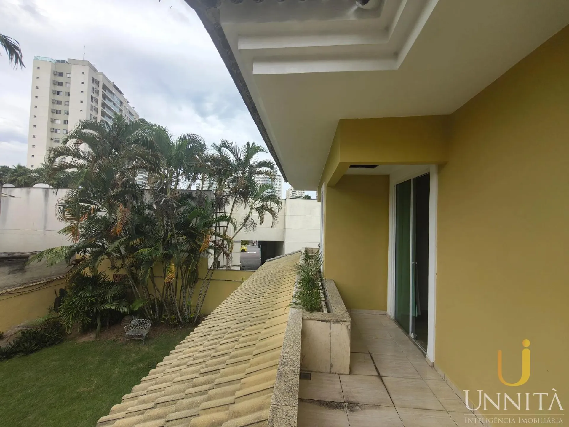 750 m² house with a grill on the balcony and a bathtub — photo 21