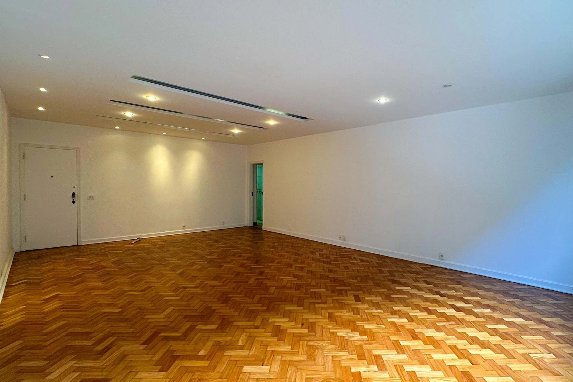 Unfurnished apartment with 3 bedrooms and 4 bathrooms — photo 13