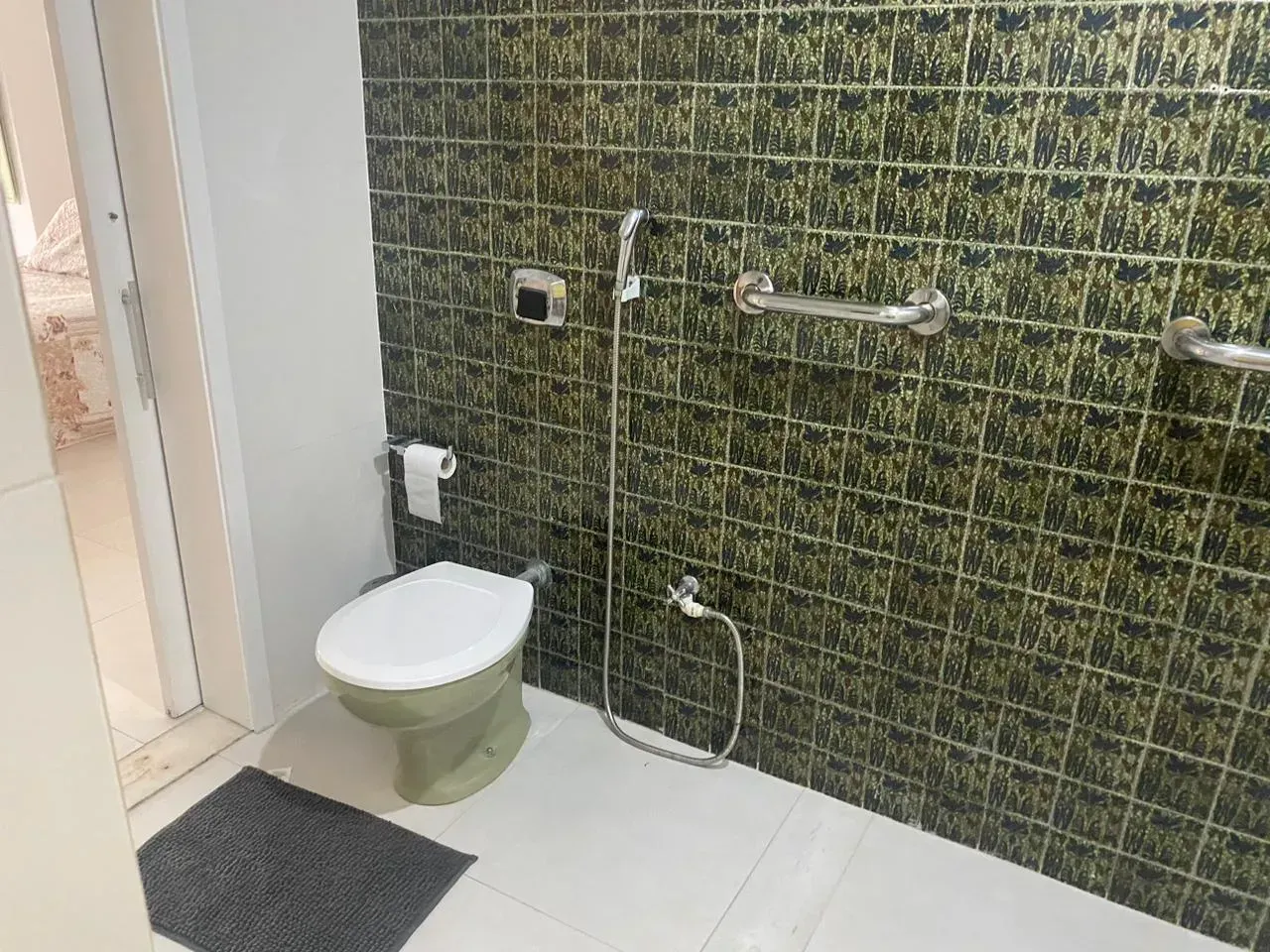 Furnished apartment with 3 bedrooms and 1 bathroom — photo 16