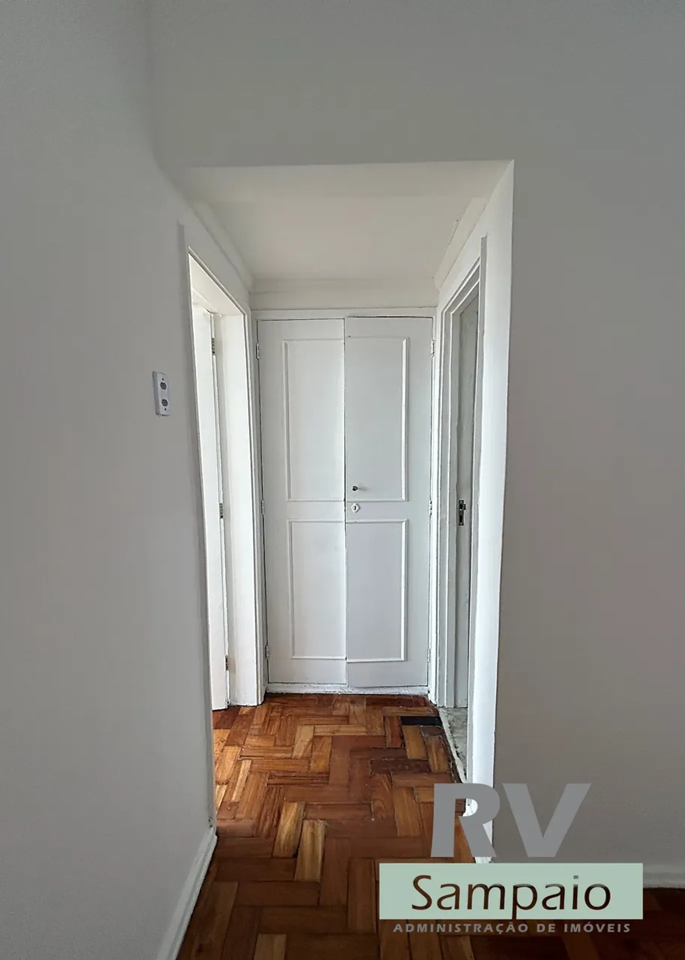 One-bedroom apartment with wood or laminate floors — photo 14