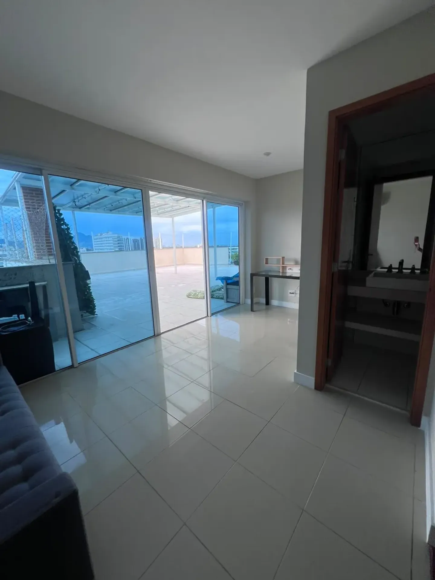 Apartment on the 10th floor with a grill on the balcony — photo 36