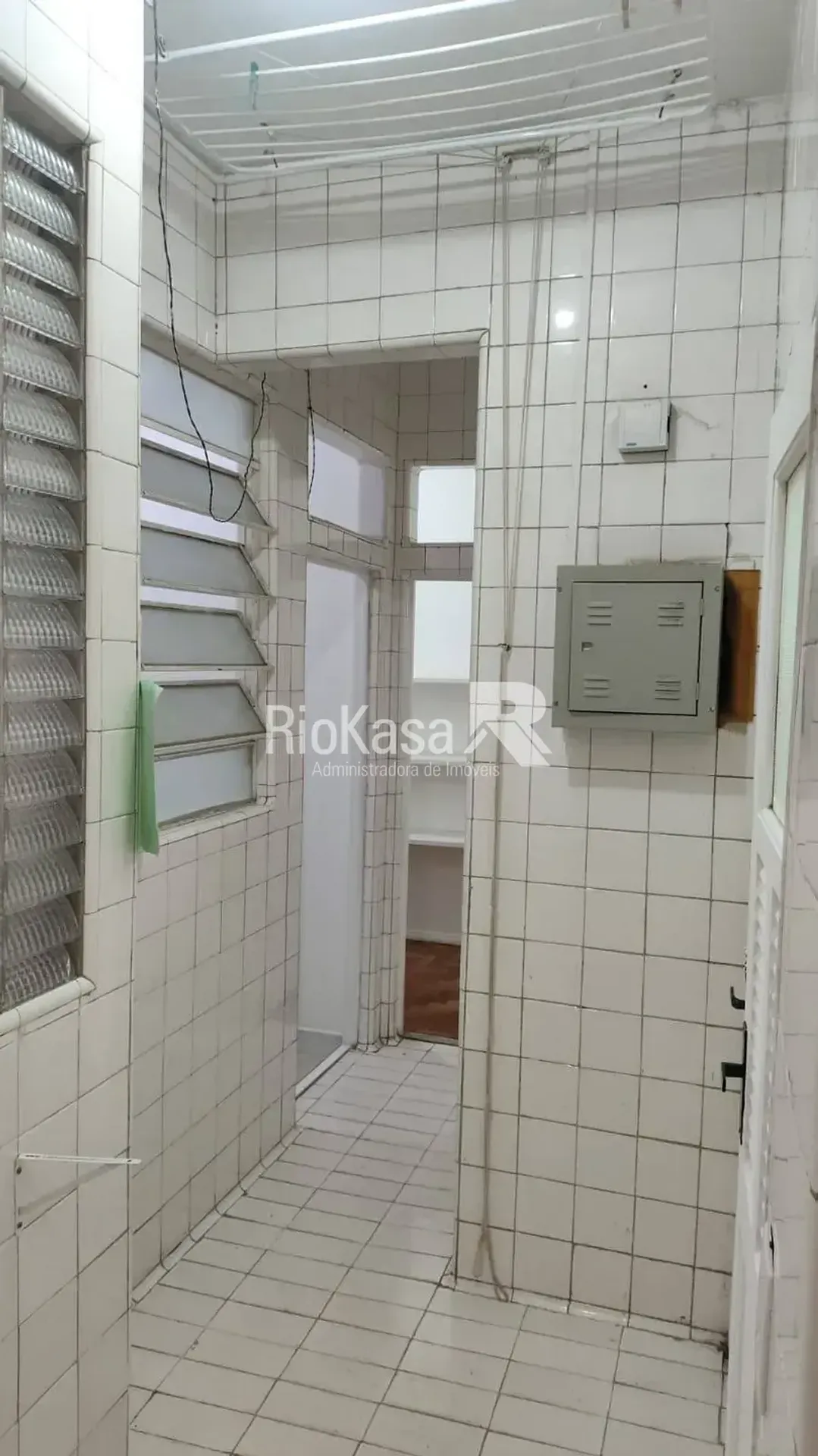 Wood or laminate floors in a 3-bedroom apartment, 85 m² — photo 25