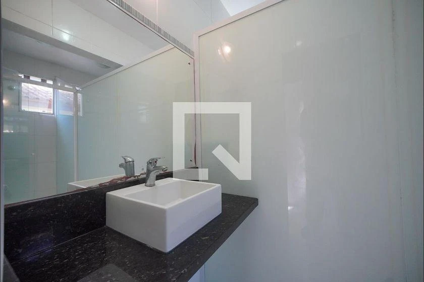 Walk-in closet in a 3-bedroom house, 225 m² — photo 32
