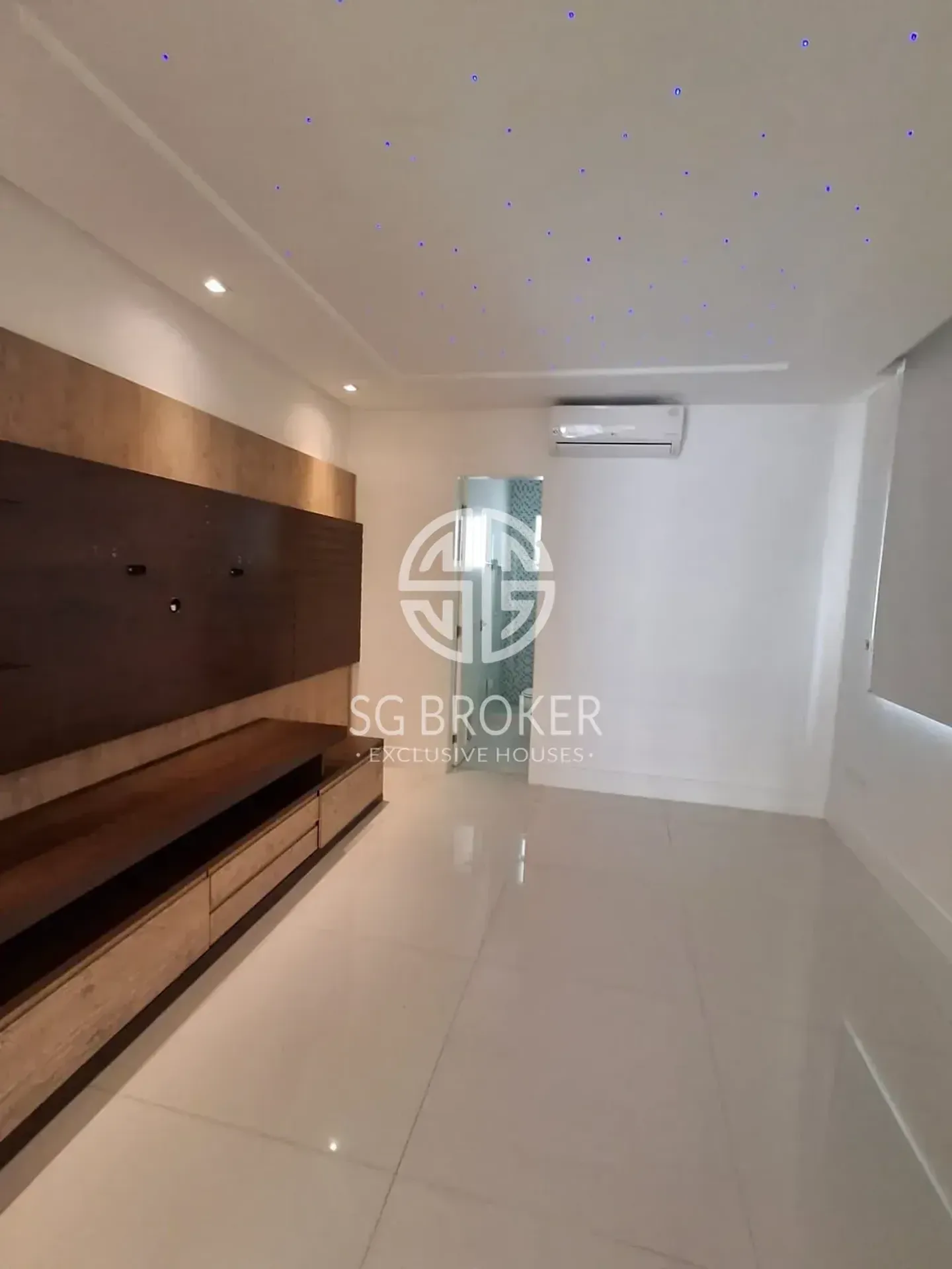 Casa com 5 suítes e 5 banheiros, 330 m² — photo 28