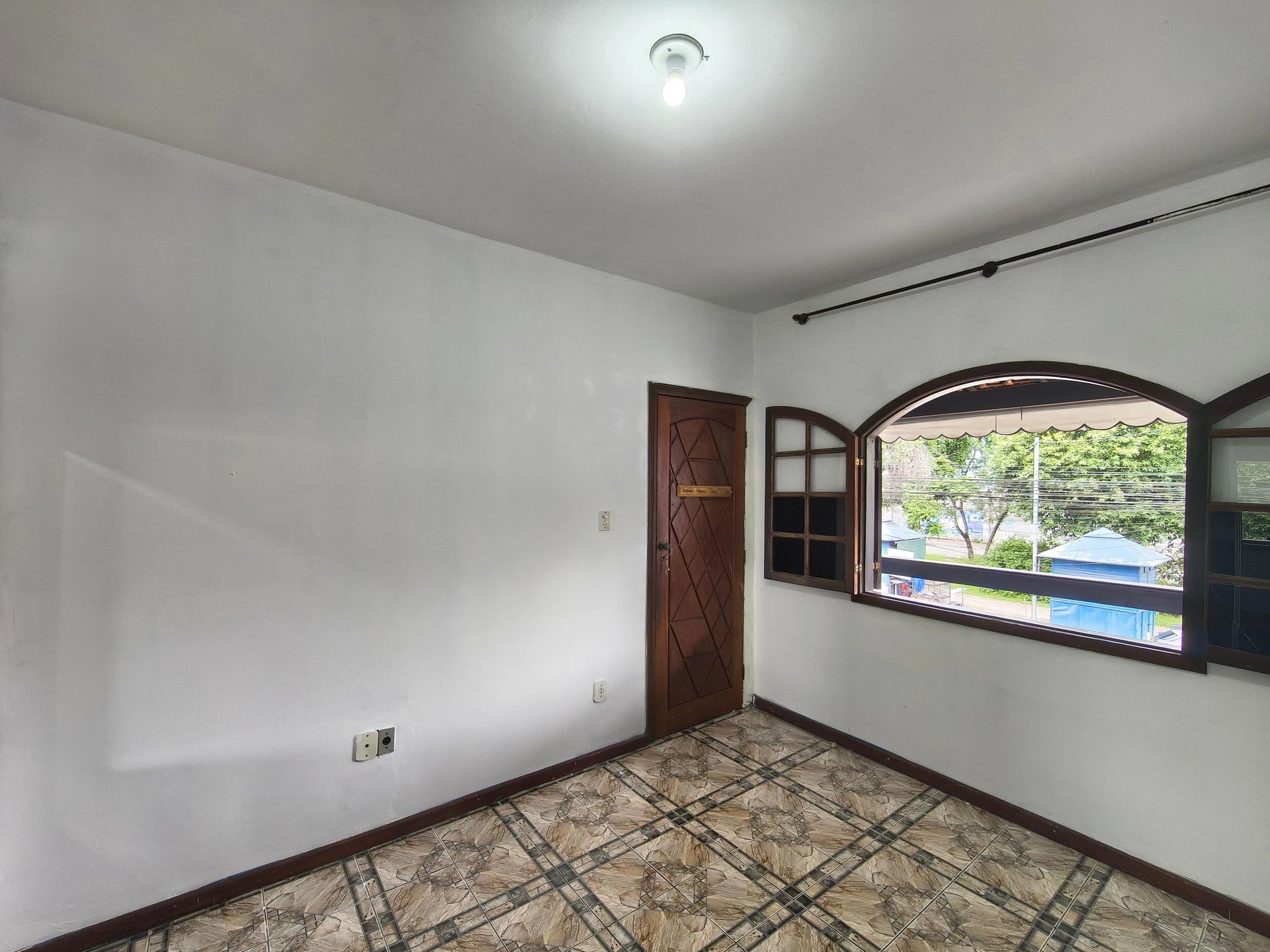 2-bedroom house with floor-to-ceiling windows — photo 25