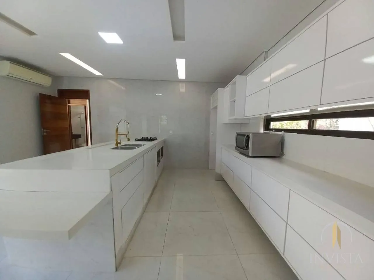 Furnished house, 481 m², with floor-to-ceiling windows — photo 16