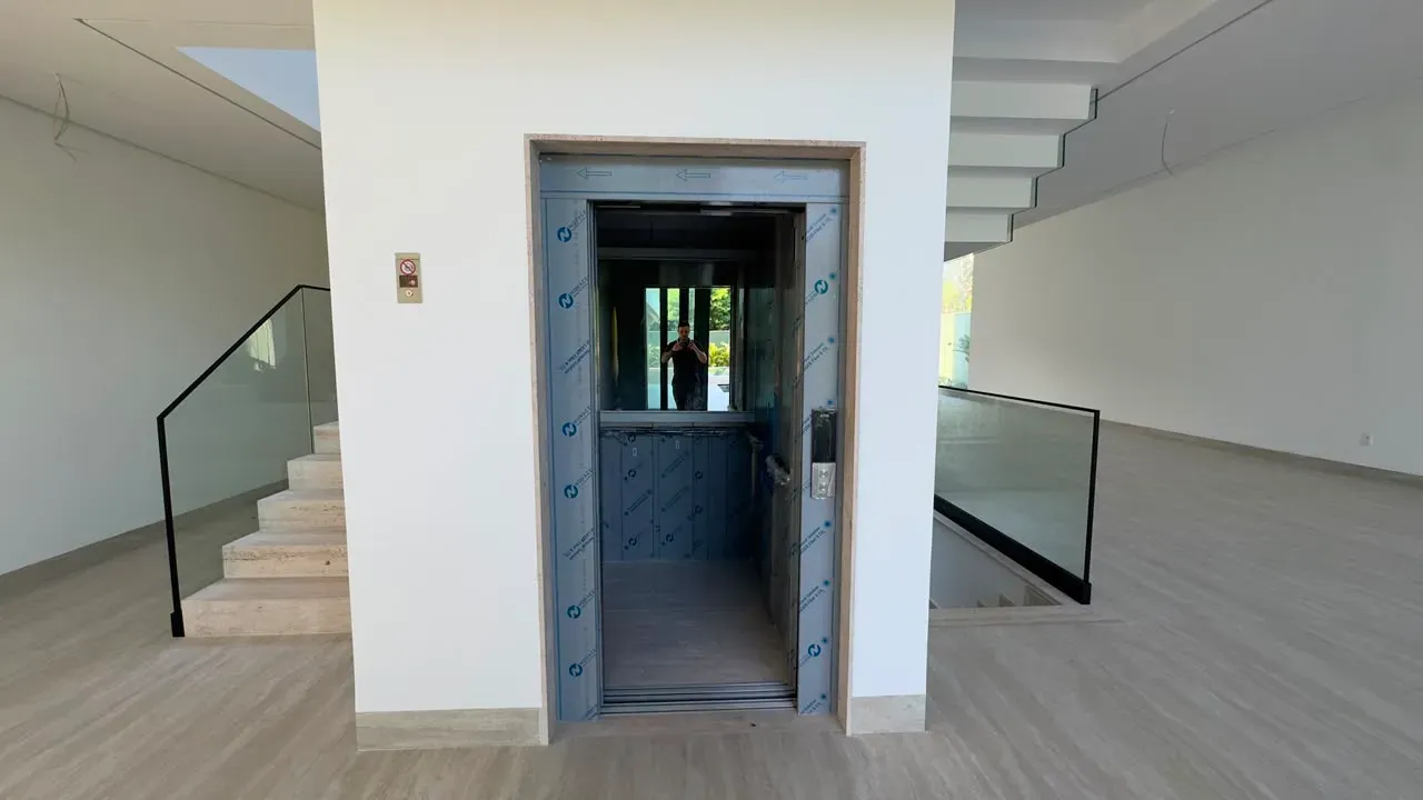 House with 5 bedrooms and floor-to-ceiling windows — photo 5
