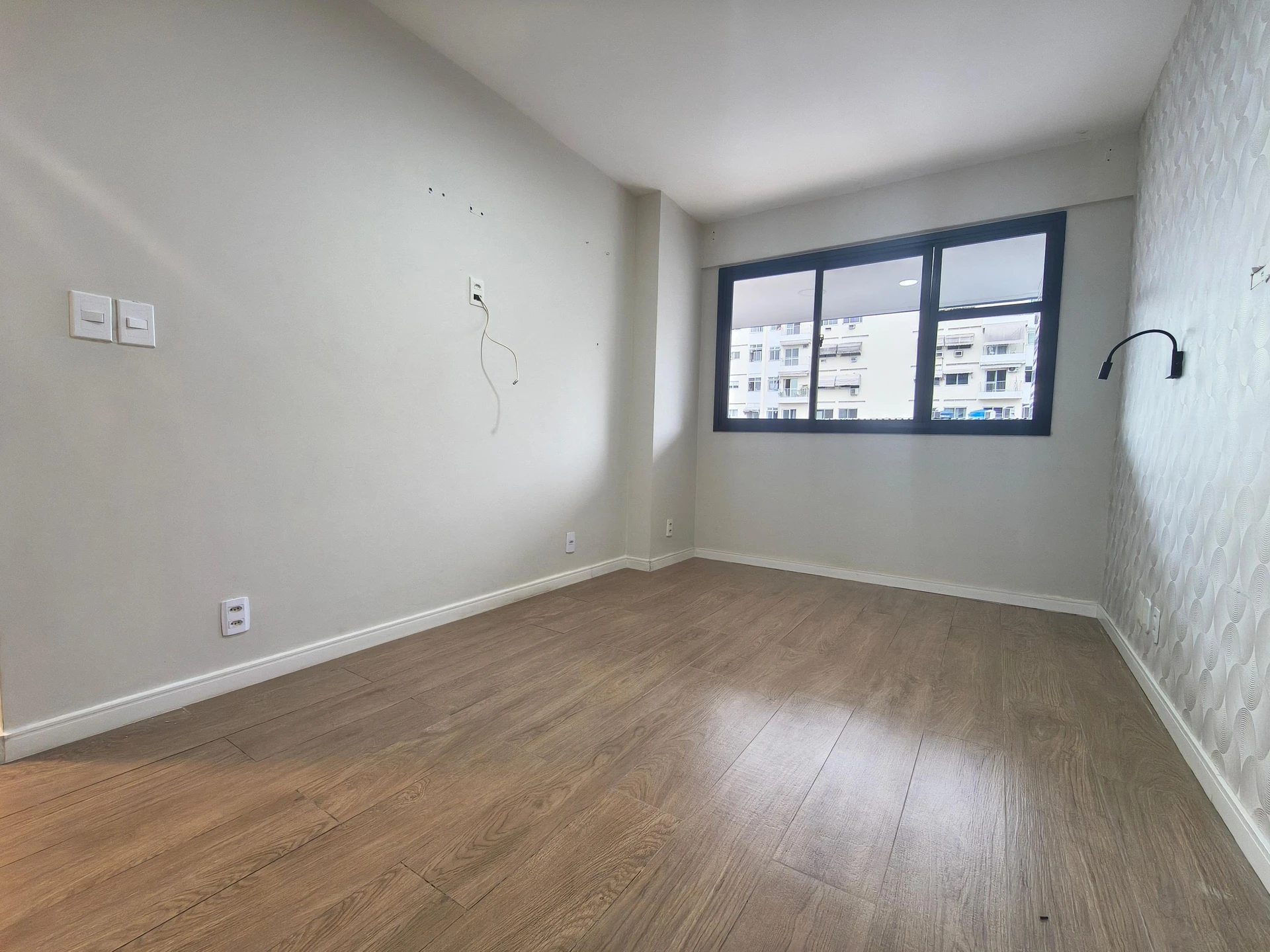 Unfurnished 2-bedroom apartment with a closed kitchen — photo 33