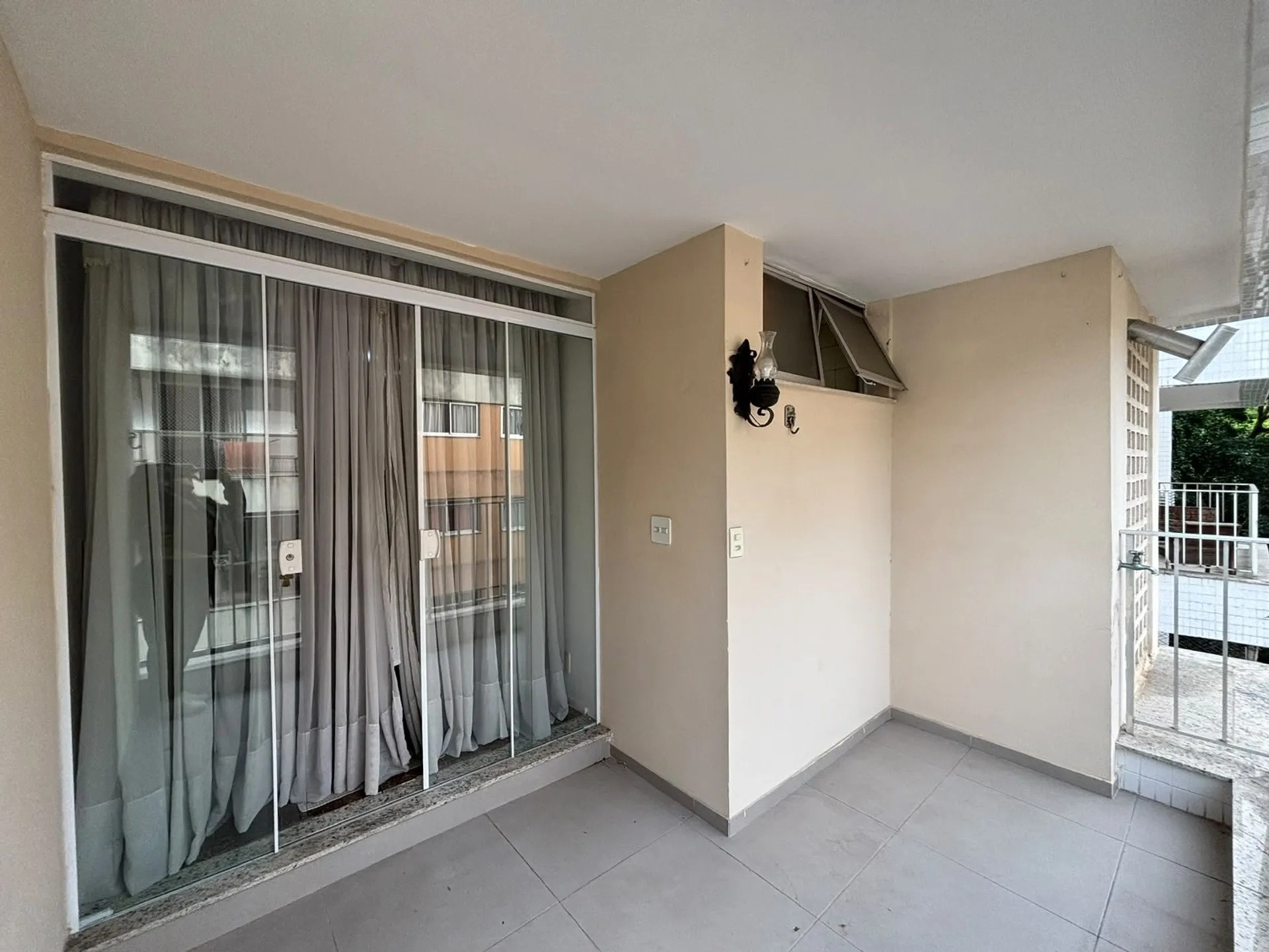 One-bedroom apartment with a mountain view — photo 13