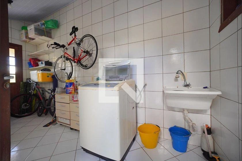 Walk-in closet in a 3-bedroom house, 225 m² — photo 7