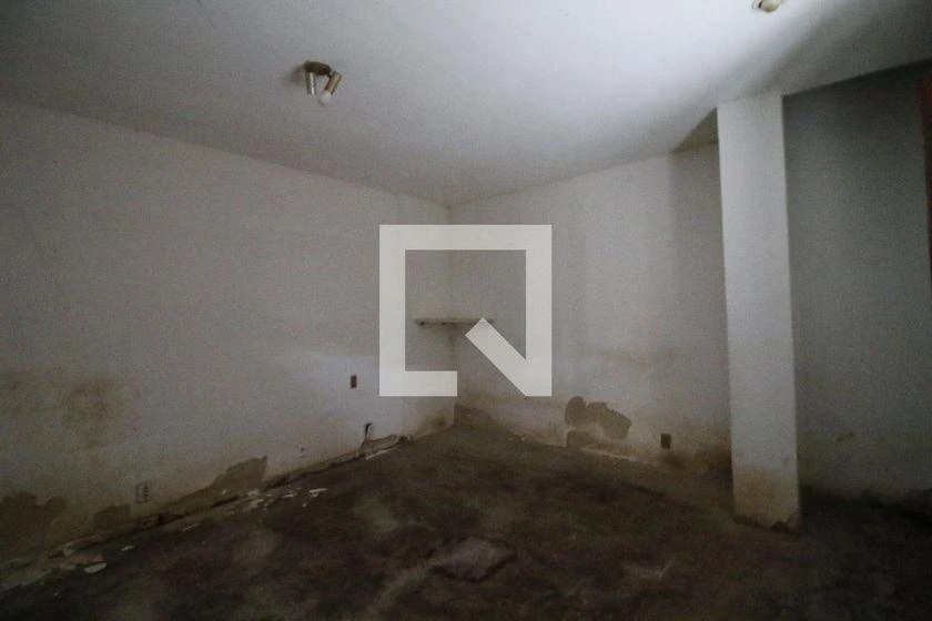 Casa de 500 m² com banheira e janelas do piso ao teto — photo 45