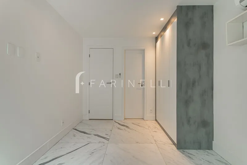 Glass-enclosed balcony in a 3-bedroom apartment, 136 m² — photo 14