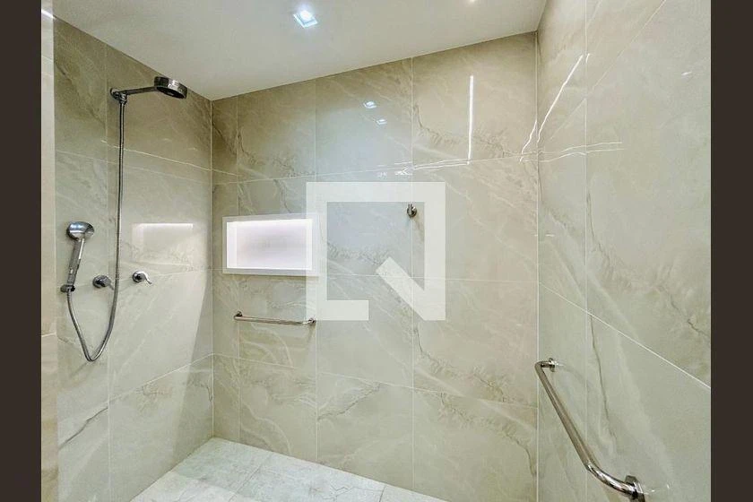 Walk-in closet in a 3-bedroom apartment, 120 m² — photo 25
