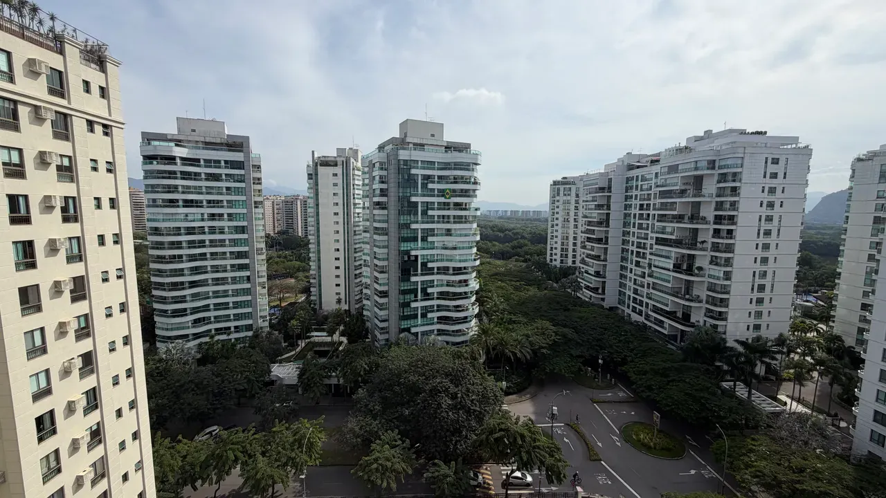 157 m² apartment with 4 bedrooms, 3 baths, balcony — photo 32