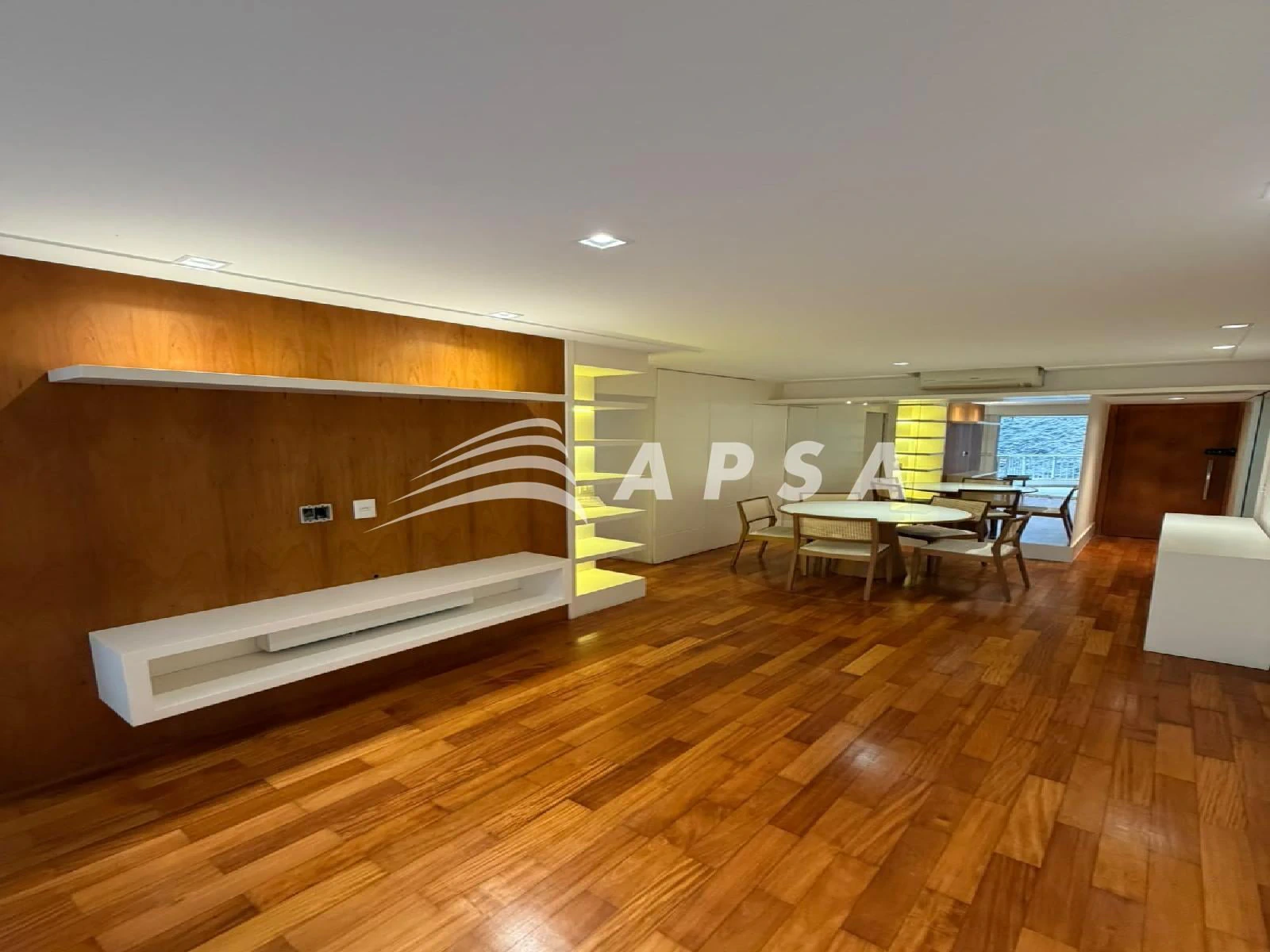 Balcony with a grill in a 2-bedroom apartment, 98 m² — photo 3