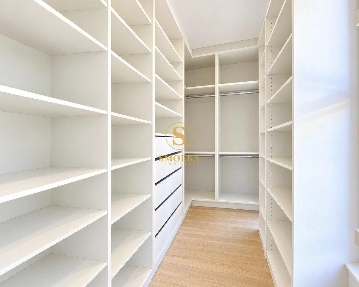 3-bedroom house with a walk-in closet in Florianópolis — photo 12