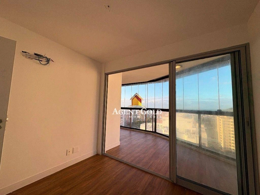 Glass-enclosed balcony in a 3-bedroom apartment, 121 m² — photo 16